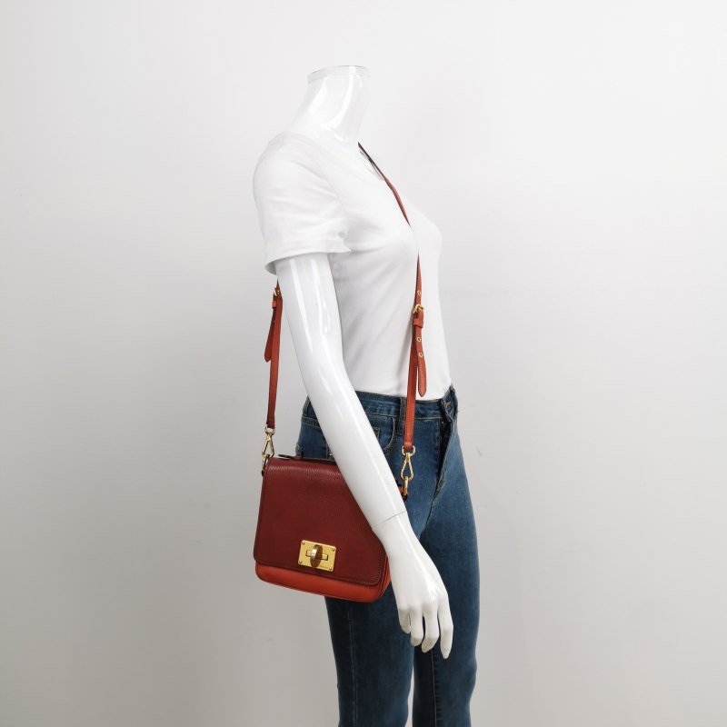 Miu Miu羊皮拼色金属旋扣斜挎包-1