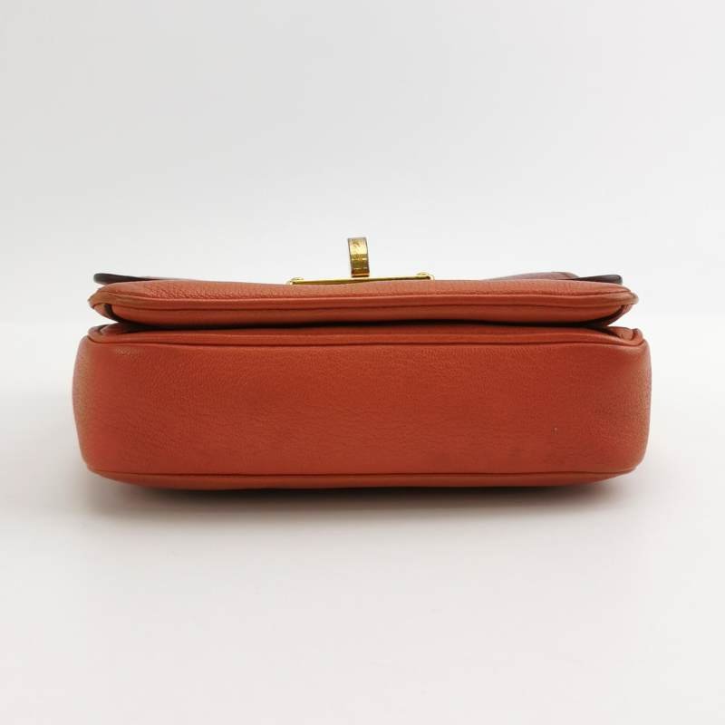 Miu Miu羊皮拼色金属旋扣斜挎包-4