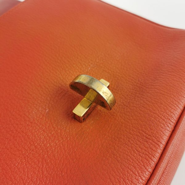 Miu Miu羊皮拼色金属旋扣斜挎包-8