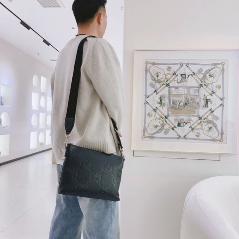 GUCCI 黑色雙GG皮壓花郵差包30x4x22cm  9新 配件塵袋