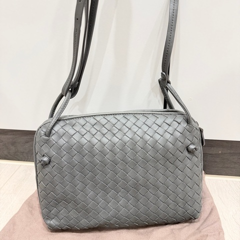 BV 編織斜背包 水泥灰