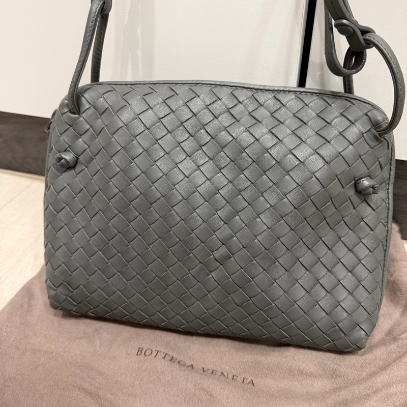 BV 編織斜背包 水泥灰-1