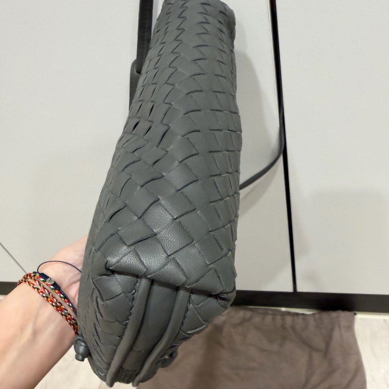 BV 編織斜背包 水泥灰-7