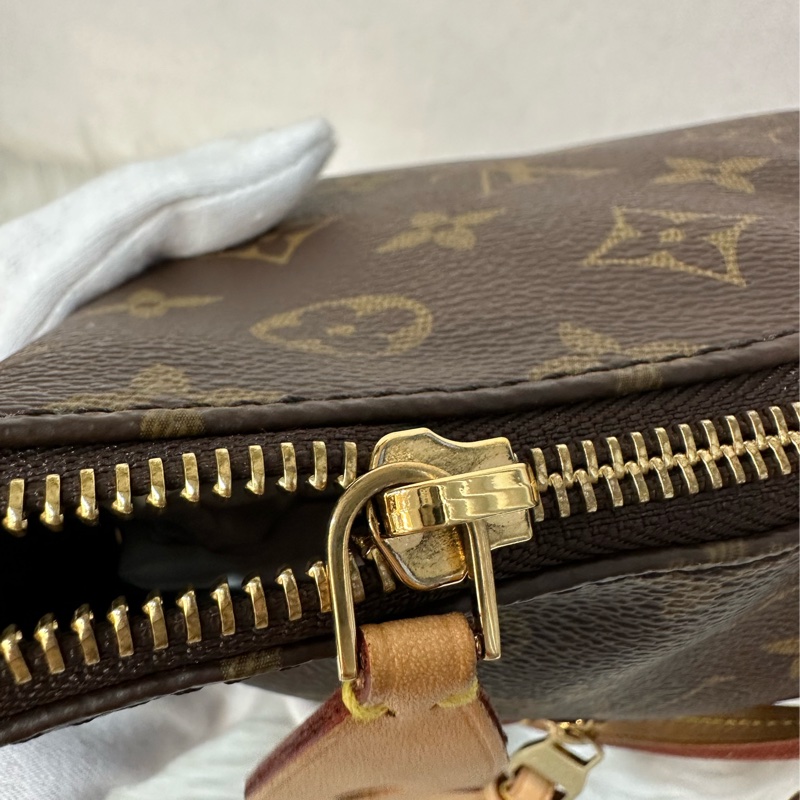 LV M42268 原花金釦前口袋拉鏈托特包-9