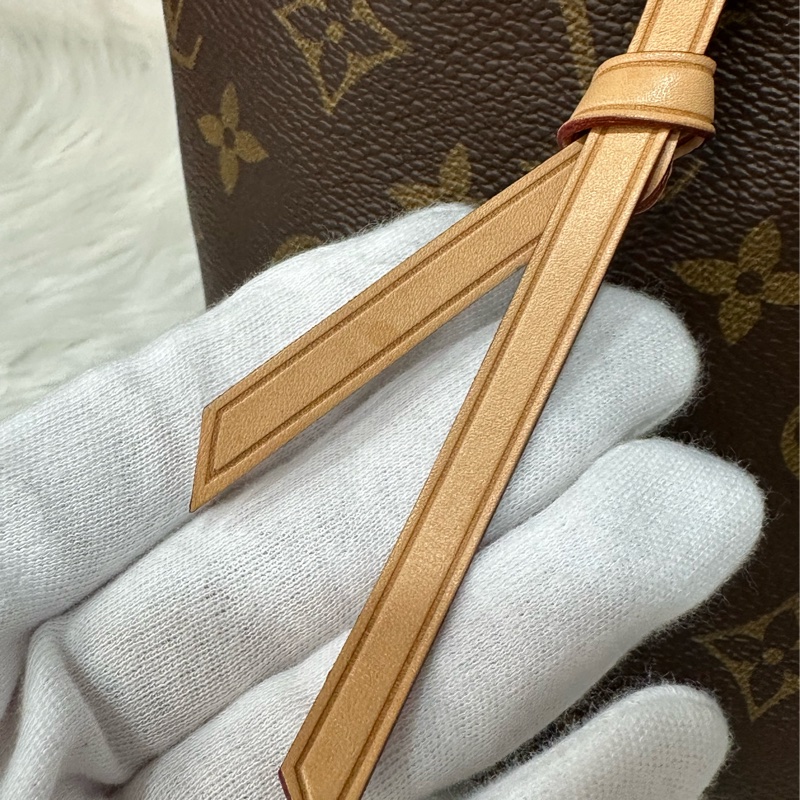 LV M42268 原花金釦前口袋拉鏈托特包-12