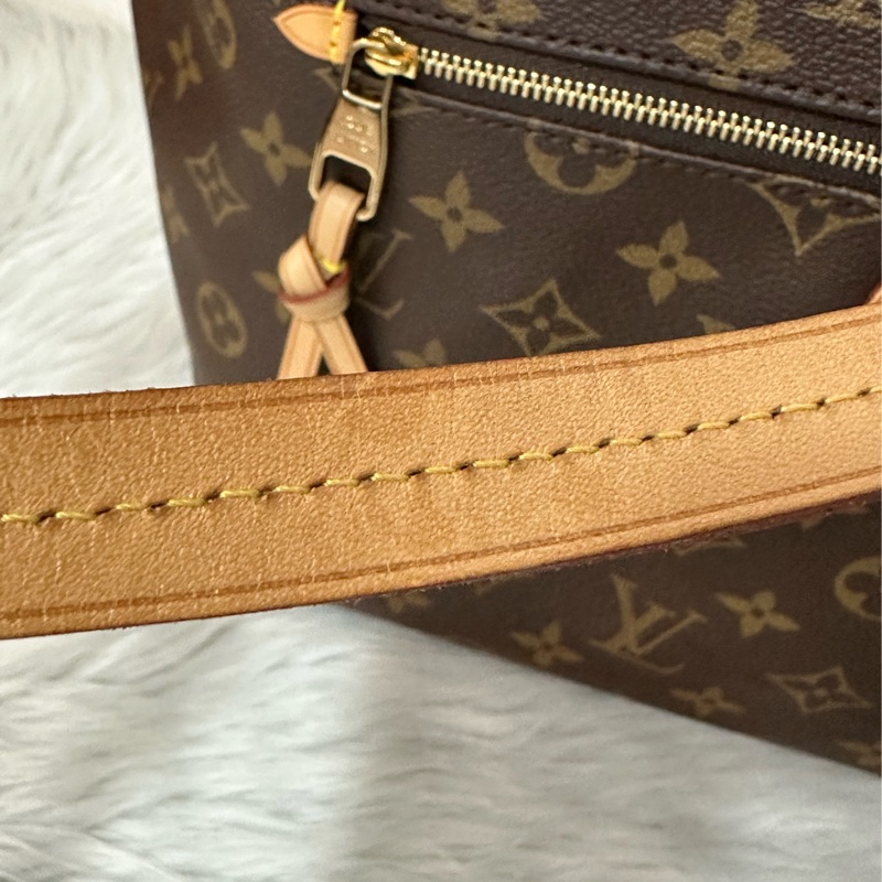 LV M42268 原花金釦前口袋拉鏈托特包-31