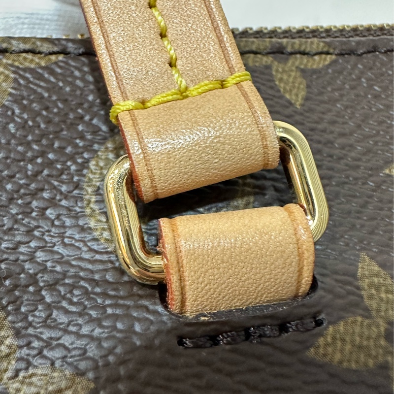 LV M42268 原花金釦前口袋拉鏈托特包-43