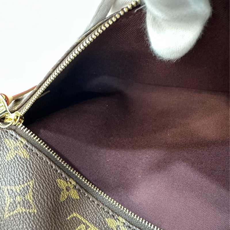 LV M42268 原花金釦前口袋拉鏈托特包-57