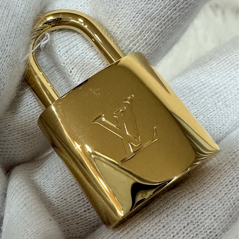 LV M42268 原花金釦前口袋拉鏈托特包-65