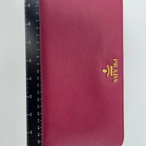 Prada 全拉鍊長款皮夾