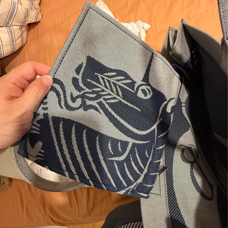 Burberry EKD 戰馬圖騰 大號帆布托特包(藍灰)全新!!-5