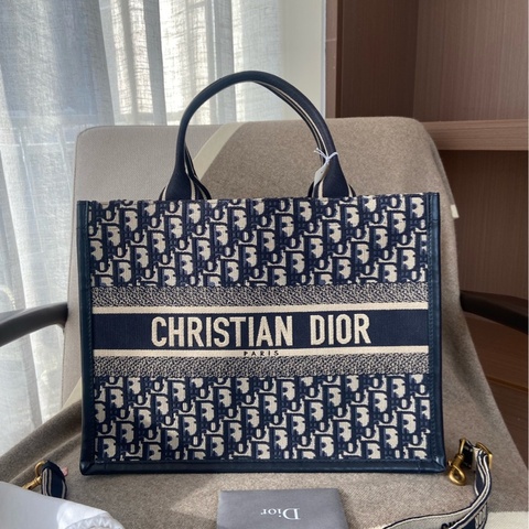 Dior 迪奧 booktote中號藍色老花 拼皮托特包 尺寸：36.5*28*17.5cm。