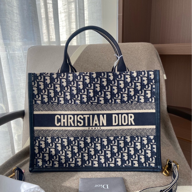 Dior 迪奧 booktote中號藍色老花 拼皮托特包 尺寸:36.5*28*17.5cm。-0