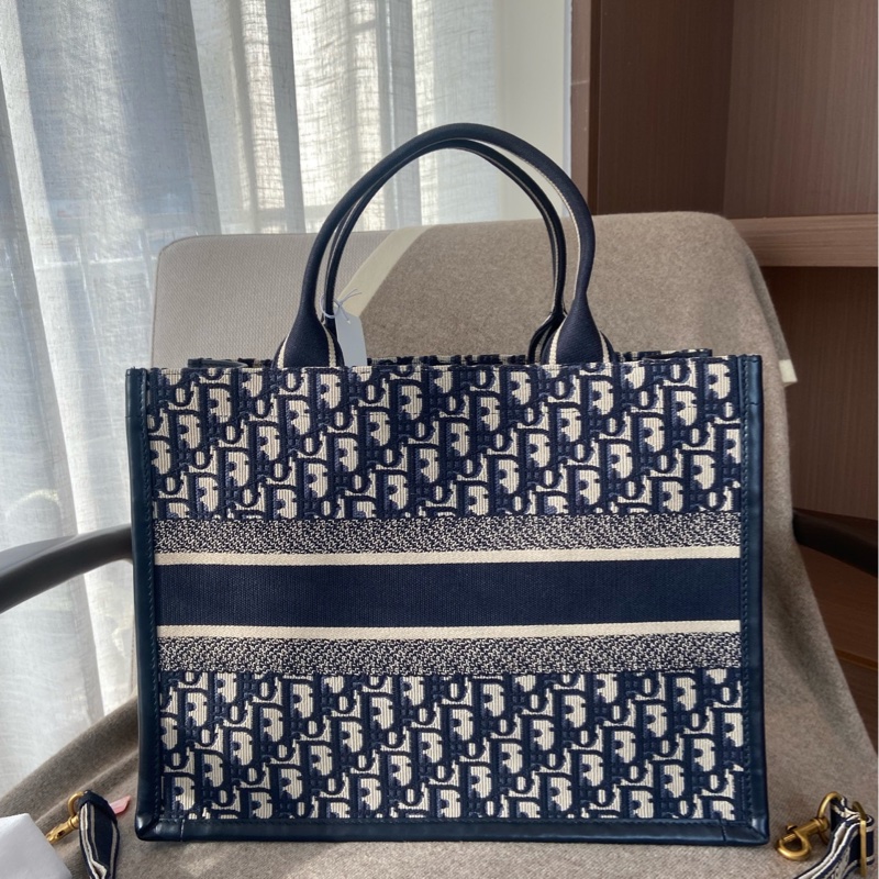 Dior 迪奧 booktote中號藍色老花 拼皮托特包 尺寸:36.5*28*17.5cm。-1