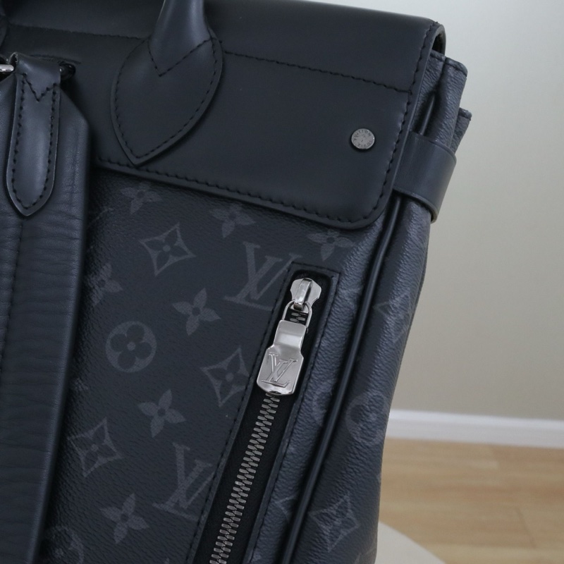 98新,LV STEAMER 男士雙肩包 尺寸32*45*16,配件防塵袋鎖鑰匙。-8