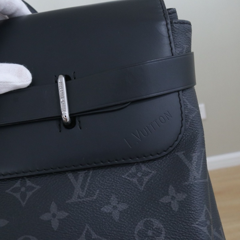 98新,LV STEAMER 男士雙肩包 尺寸32*45*16,配件防塵袋鎖鑰匙。-9