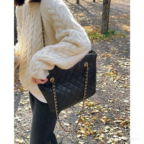 Chanel 菱格紋小金牌貝殼包