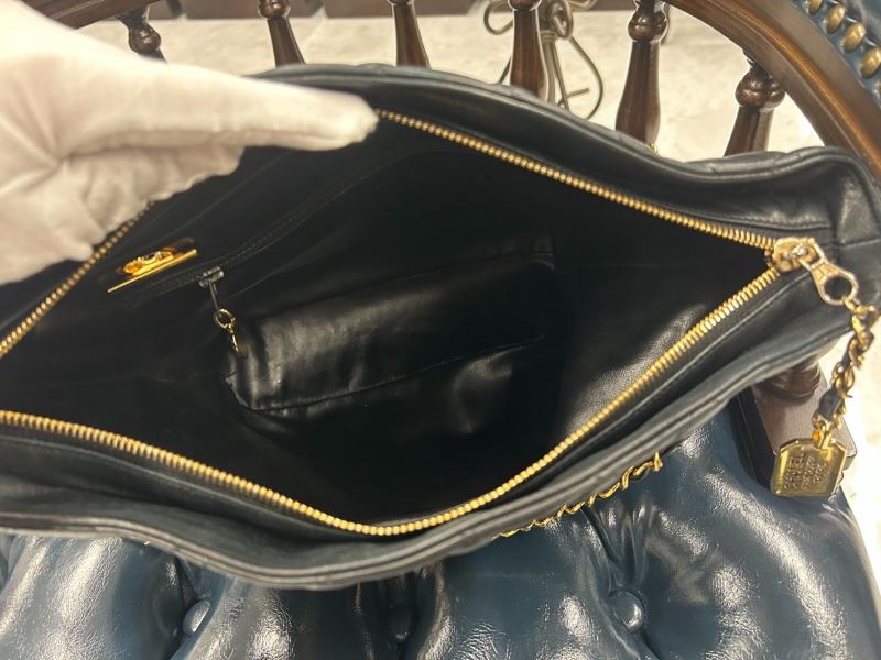 Chanel 菱格紋小金牌貝殼包-9