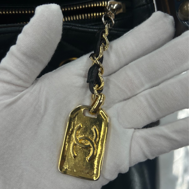 Chanel 菱格紋小金牌貝殼包-10