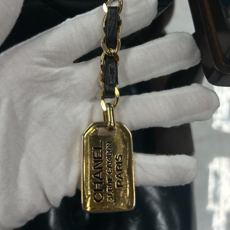 Chanel 菱格紋小金牌貝殼包-11