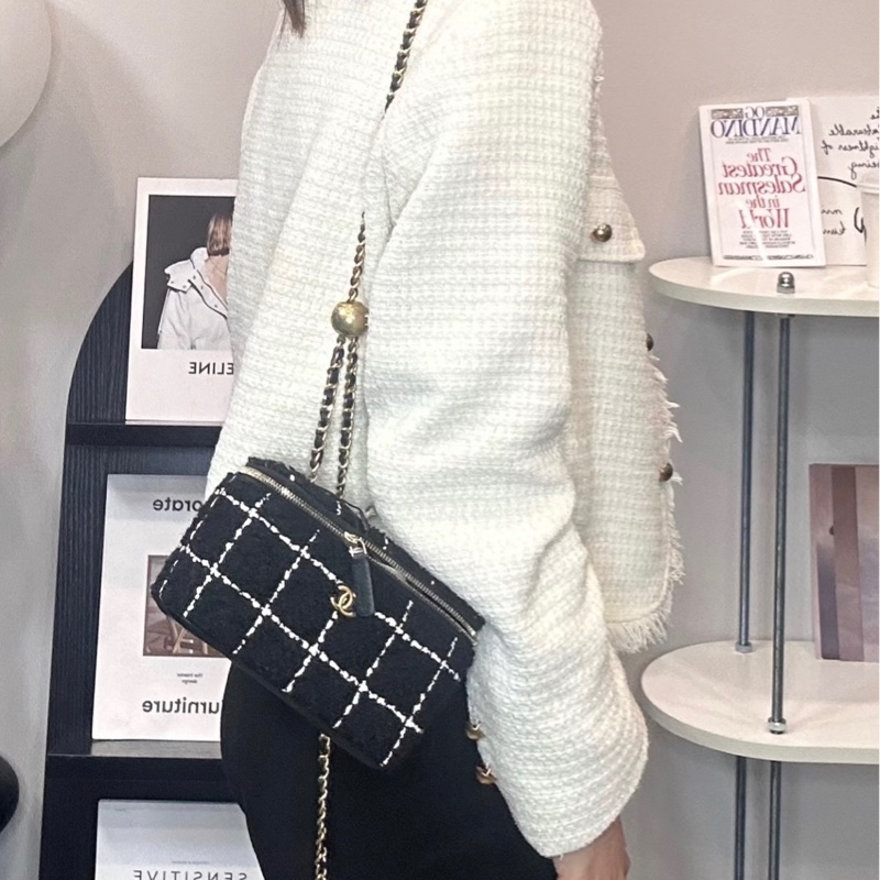 ✨Chanel 黑金 金球毛呢化妝盒 新款芯片款 閒置新帶膜 可送禮🎁-1