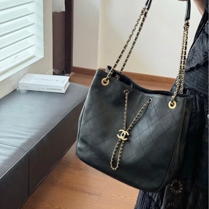 香奈兒CHANEL 鴛鴦釦嬉皮包黑金牛皮Bucket束口水桶兩用Hobo Bag AS0946-0