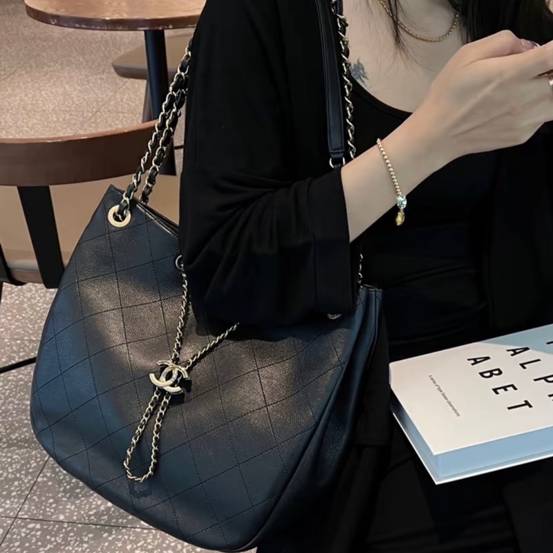 香奈兒CHANEL 鴛鴦釦嬉皮包黑金牛皮Bucket束口水桶兩用Hobo Bag AS0946-1