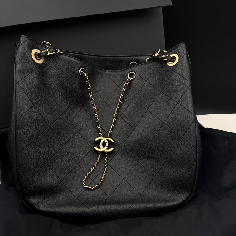 香奈兒CHANEL 鴛鴦釦嬉皮包黑金牛皮Bucket束口水桶兩用Hobo Bag AS0946-3