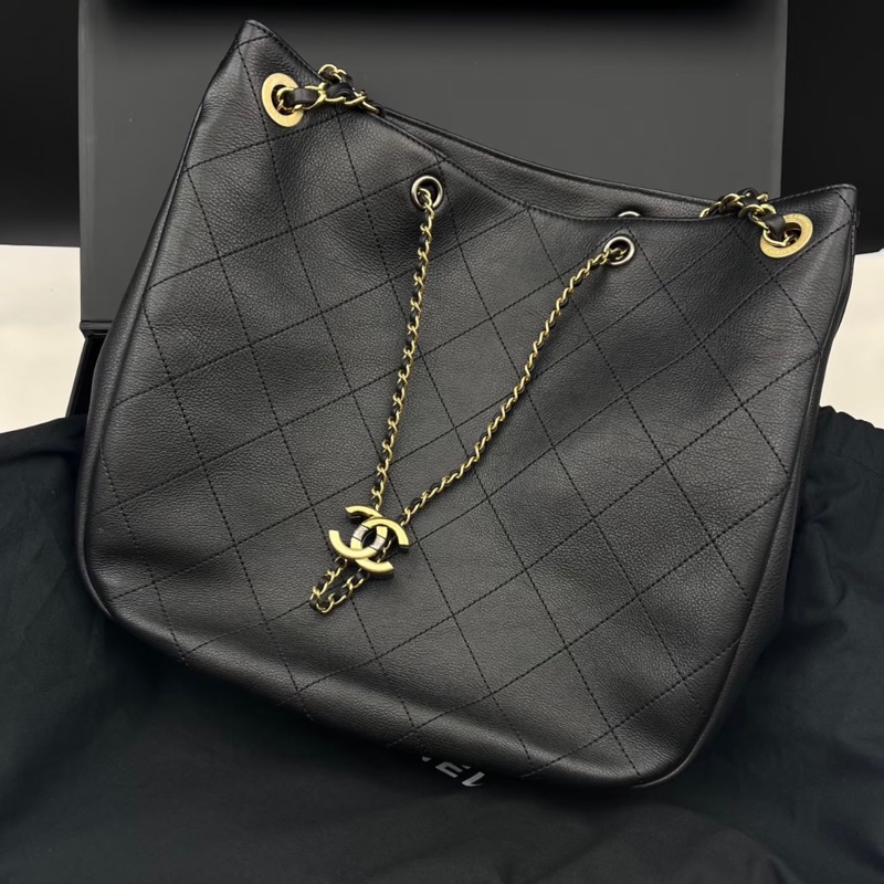 香奈兒CHANEL 鴛鴦釦嬉皮包黑金牛皮Bucket束口水桶兩用Hobo Bag AS0946-4