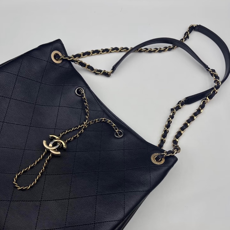 香奈兒CHANEL 鴛鴦釦嬉皮包黑金牛皮Bucket束口水桶兩用Hobo Bag AS0946-7