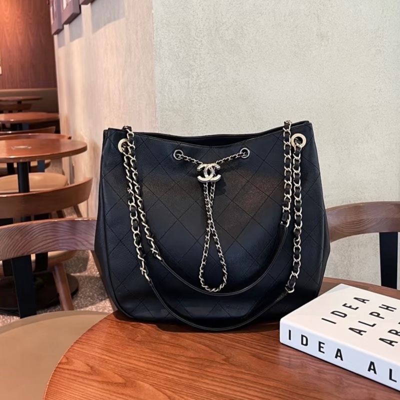 香奈兒CHANEL 鴛鴦釦嬉皮包黑金牛皮Bucket束口水桶兩用Hobo Bag AS0946-8