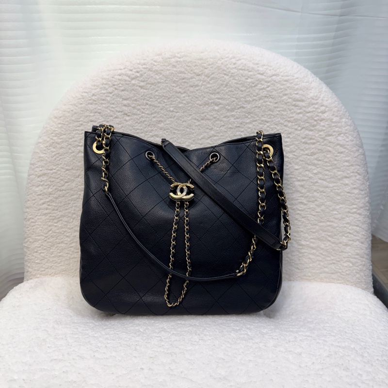 香奈兒CHANEL 鴛鴦釦嬉皮包黑金牛皮Bucket束口水桶兩用Hobo Bag AS0946-9