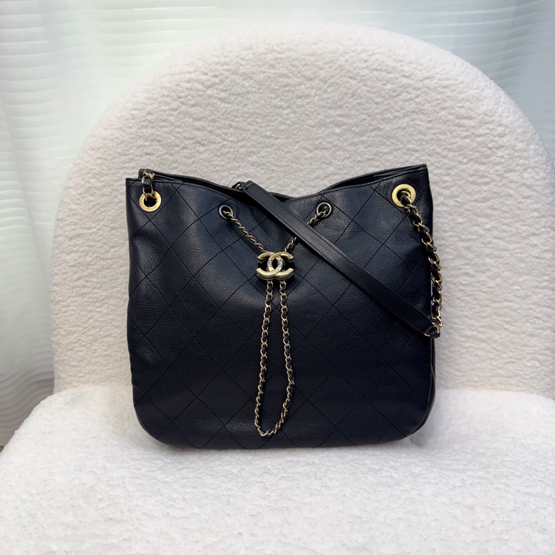 香奈兒CHANEL 鴛鴦釦嬉皮包黑金牛皮Bucket束口水桶兩用Hobo Bag AS0946-10