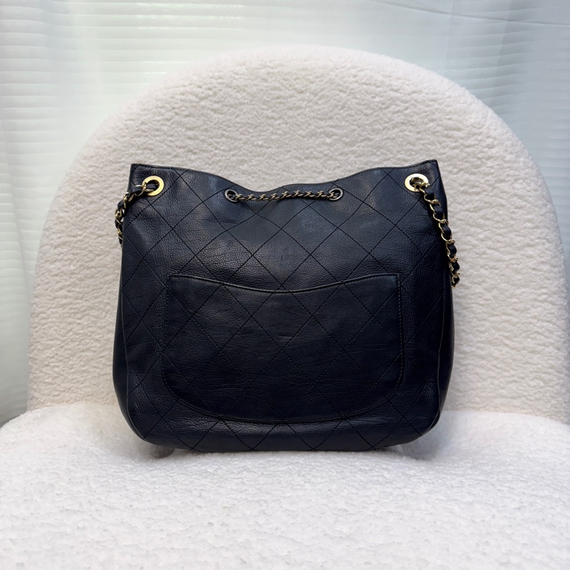 香奈兒CHANEL 鴛鴦釦嬉皮包黑金牛皮Bucket束口水桶兩用Hobo Bag AS0946-11