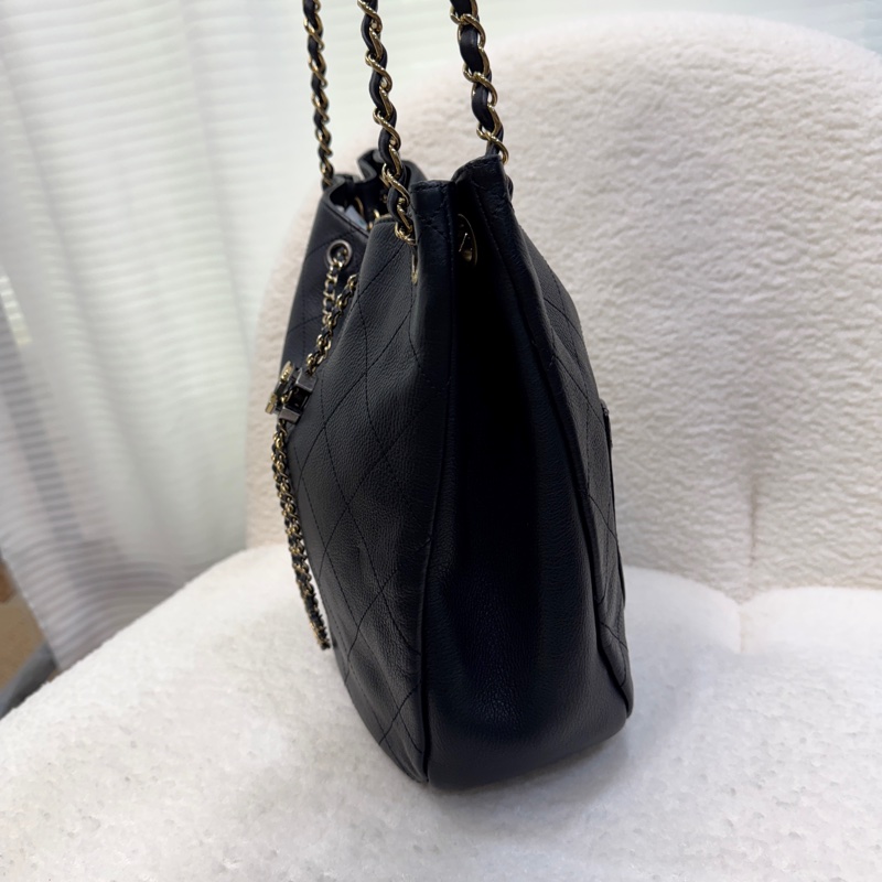 香奈兒CHANEL 鴛鴦釦嬉皮包黑金牛皮Bucket束口水桶兩用Hobo Bag AS0946-13