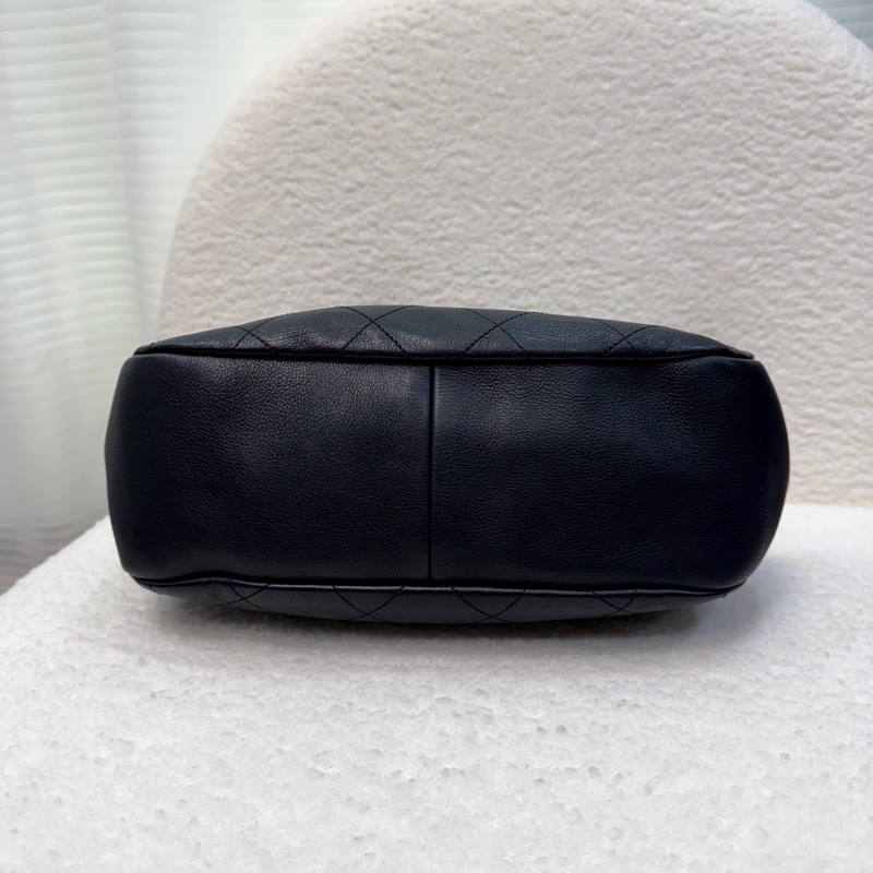 香奈兒CHANEL 鴛鴦釦嬉皮包黑金牛皮Bucket束口水桶兩用Hobo Bag AS0946-14