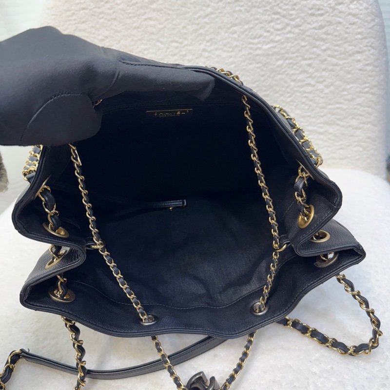 香奈兒CHANEL 鴛鴦釦嬉皮包黑金牛皮Bucket束口水桶兩用Hobo Bag AS0946-15