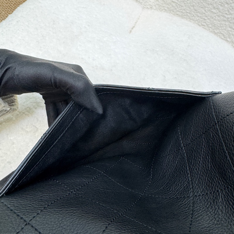 香奈兒CHANEL 鴛鴦釦嬉皮包黑金牛皮Bucket束口水桶兩用Hobo Bag AS0946-16