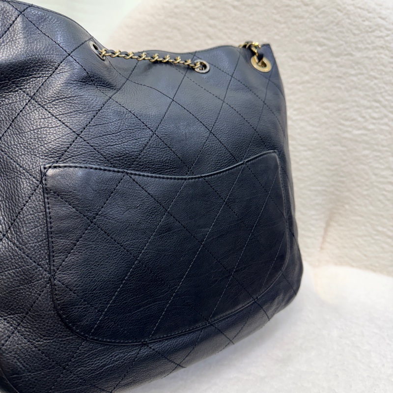 香奈兒CHANEL 鴛鴦釦嬉皮包黑金牛皮Bucket束口水桶兩用Hobo Bag AS0946-17