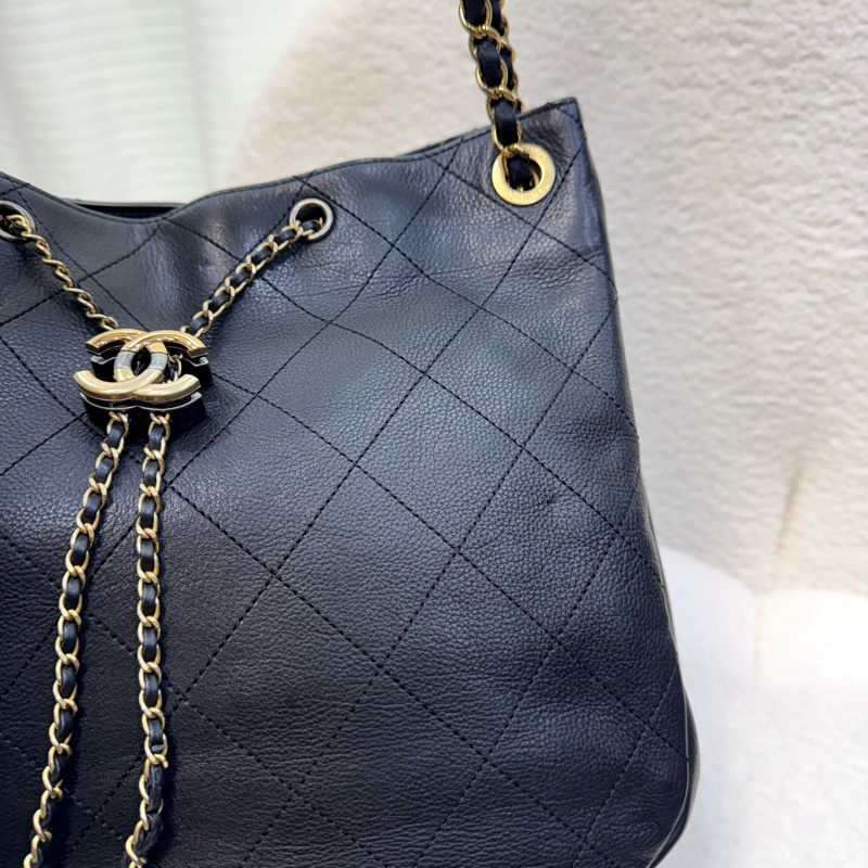 香奈兒CHANEL 鴛鴦釦嬉皮包黑金牛皮Bucket束口水桶兩用Hobo Bag AS0946-18