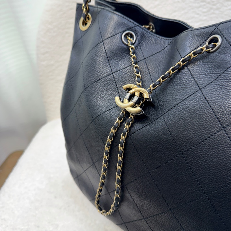 香奈兒CHANEL 鴛鴦釦嬉皮包黑金牛皮Bucket束口水桶兩用Hobo Bag AS0946-19