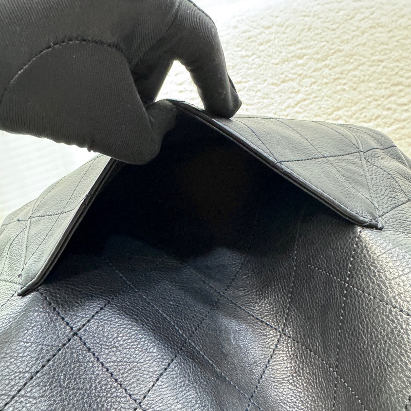 香奈兒CHANEL 鴛鴦釦嬉皮包黑金牛皮Bucket束口水桶兩用Hobo Bag AS0946-20