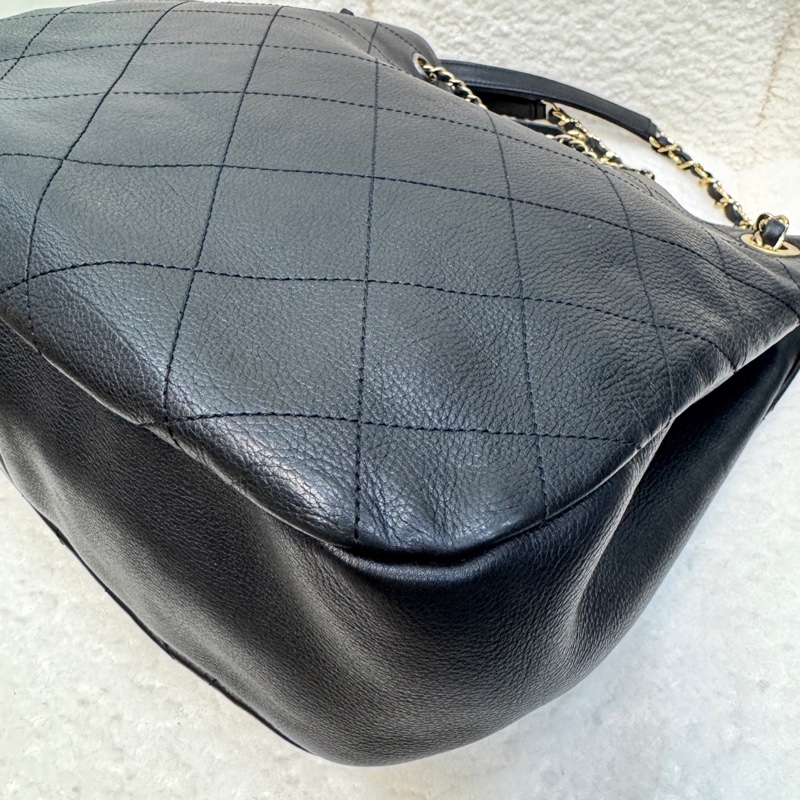 香奈兒CHANEL 鴛鴦釦嬉皮包黑金牛皮Bucket束口水桶兩用Hobo Bag AS0946-21