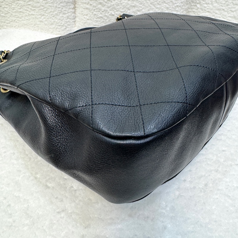 香奈兒CHANEL 鴛鴦釦嬉皮包黑金牛皮Bucket束口水桶兩用Hobo Bag AS0946-22