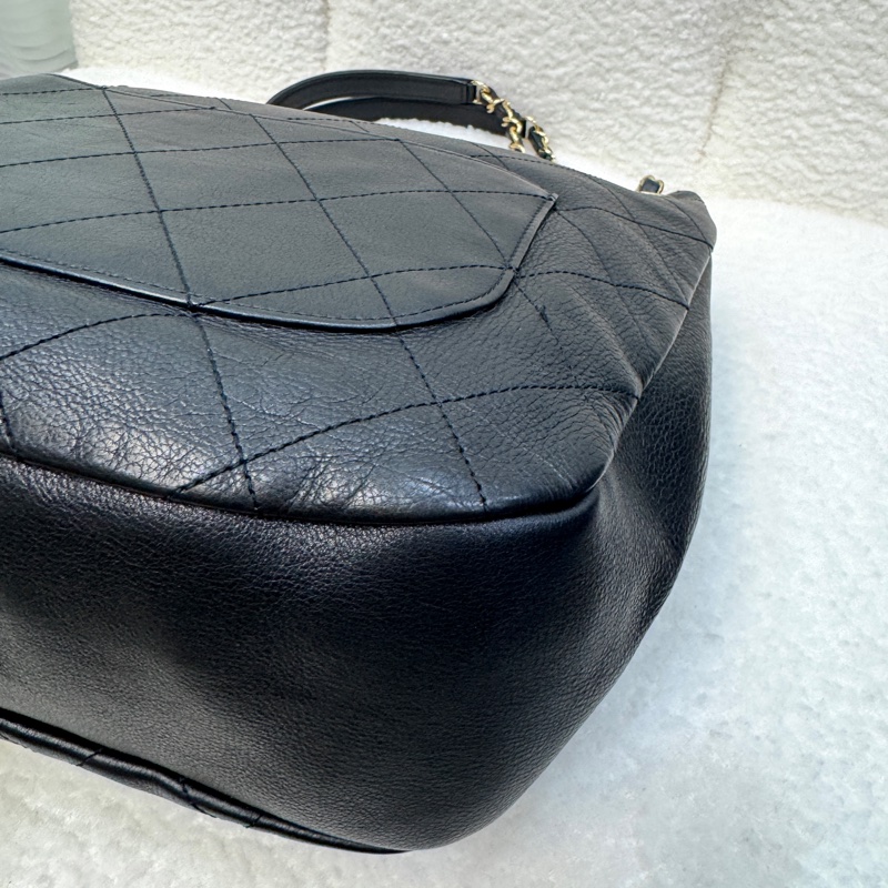 香奈兒CHANEL 鴛鴦釦嬉皮包黑金牛皮Bucket束口水桶兩用Hobo Bag AS0946-23