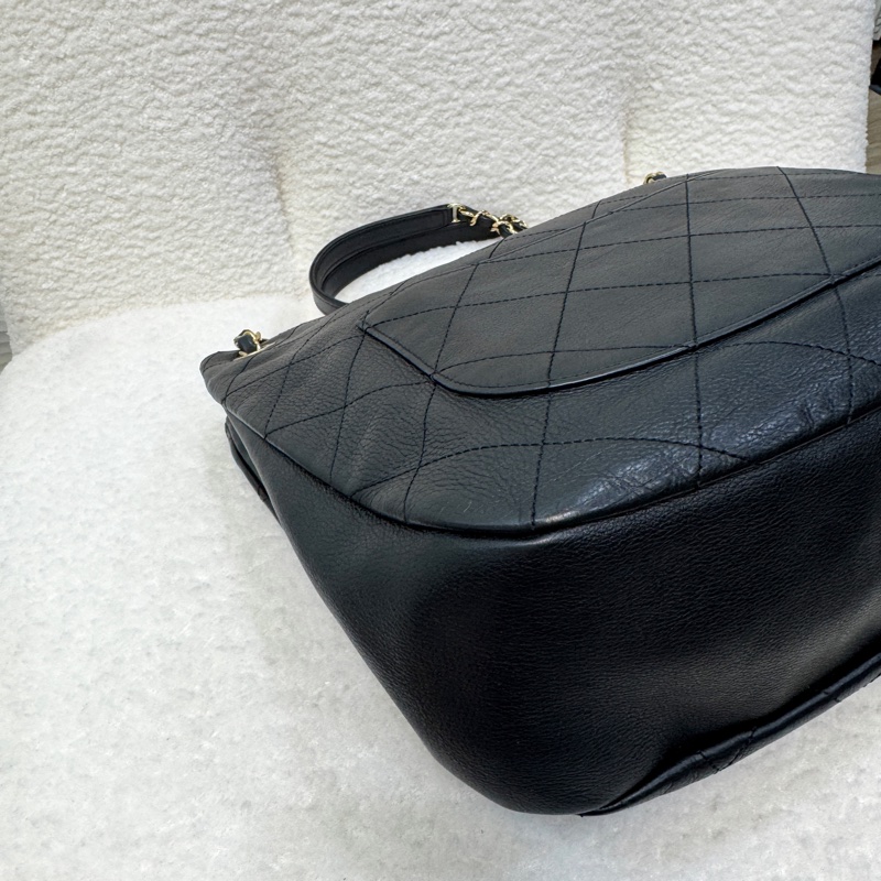 香奈兒CHANEL 鴛鴦釦嬉皮包黑金牛皮Bucket束口水桶兩用Hobo Bag AS0946-24