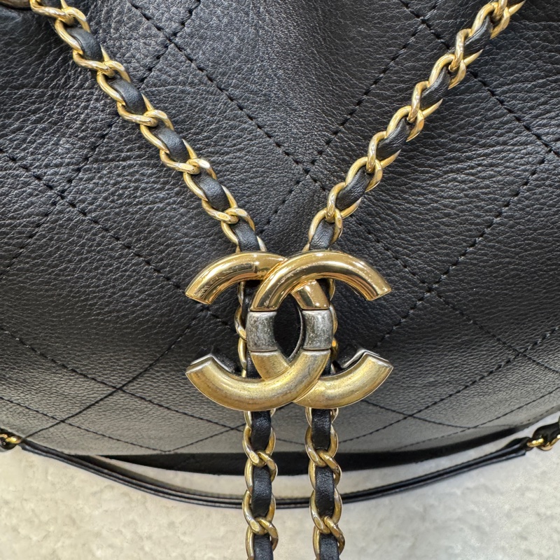 香奈兒CHANEL 鴛鴦釦嬉皮包黑金牛皮Bucket束口水桶兩用Hobo Bag AS0946-25