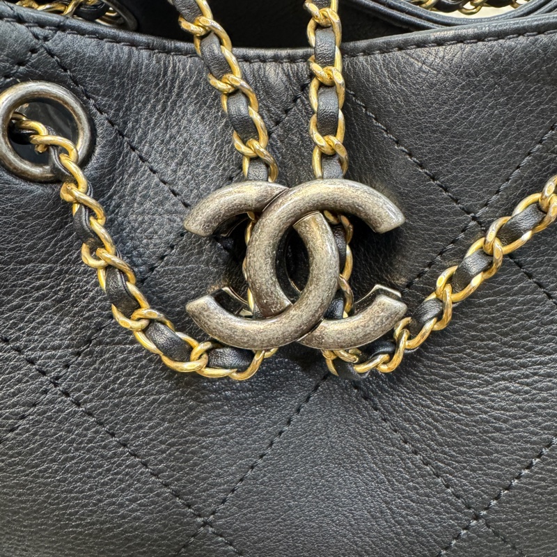 香奈兒CHANEL 鴛鴦釦嬉皮包黑金牛皮Bucket束口水桶兩用Hobo Bag AS0946-26