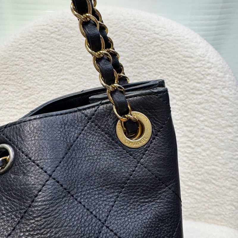 香奈兒CHANEL 鴛鴦釦嬉皮包黑金牛皮Bucket束口水桶兩用Hobo Bag AS0946-27