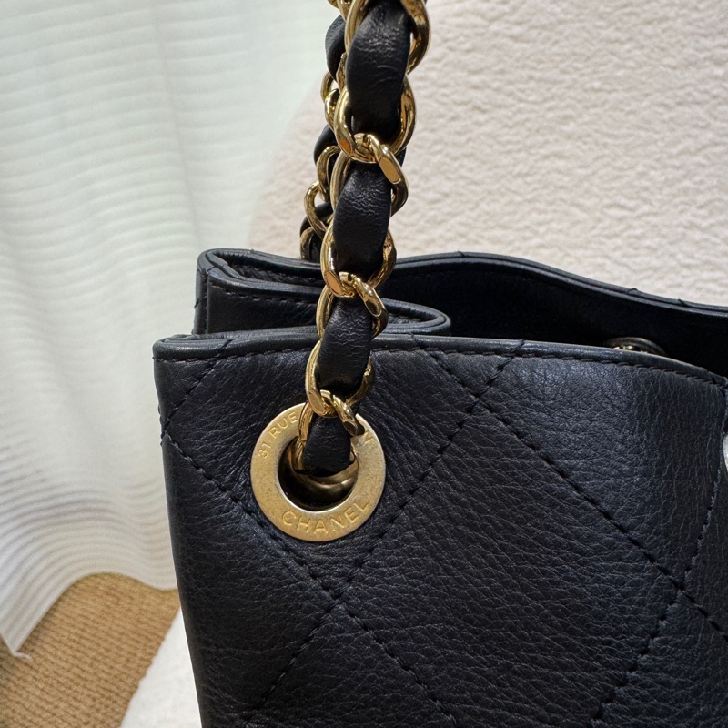 香奈兒CHANEL 鴛鴦釦嬉皮包黑金牛皮Bucket束口水桶兩用Hobo Bag AS0946-28